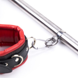 BDSMaster Kit Barre de maintien Collier et Menottes Simply Dom Rouge et Noir